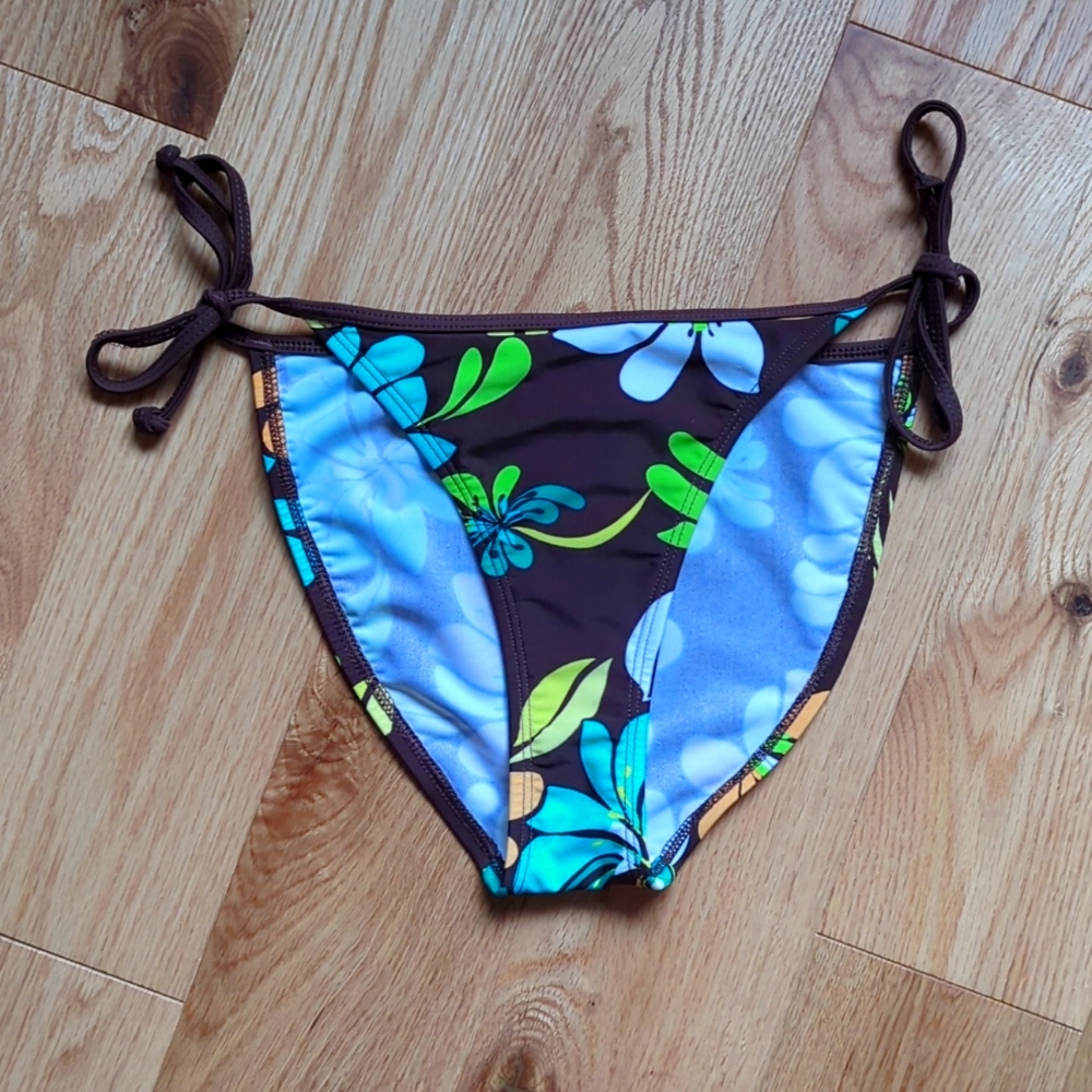 Body Glove. Floral Bikini Bottom. Size Medium.